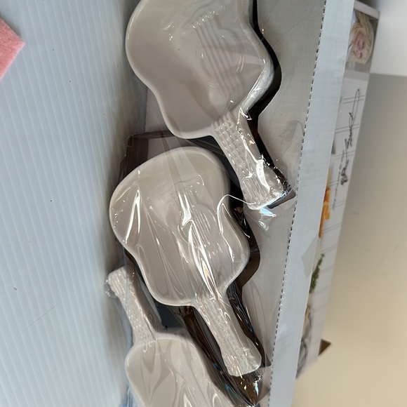 Dolly Parton 4 Piece Ceramic Guitar White Condiment Set NIB Long Tray & 3 Dishes - Picture 5 of 6